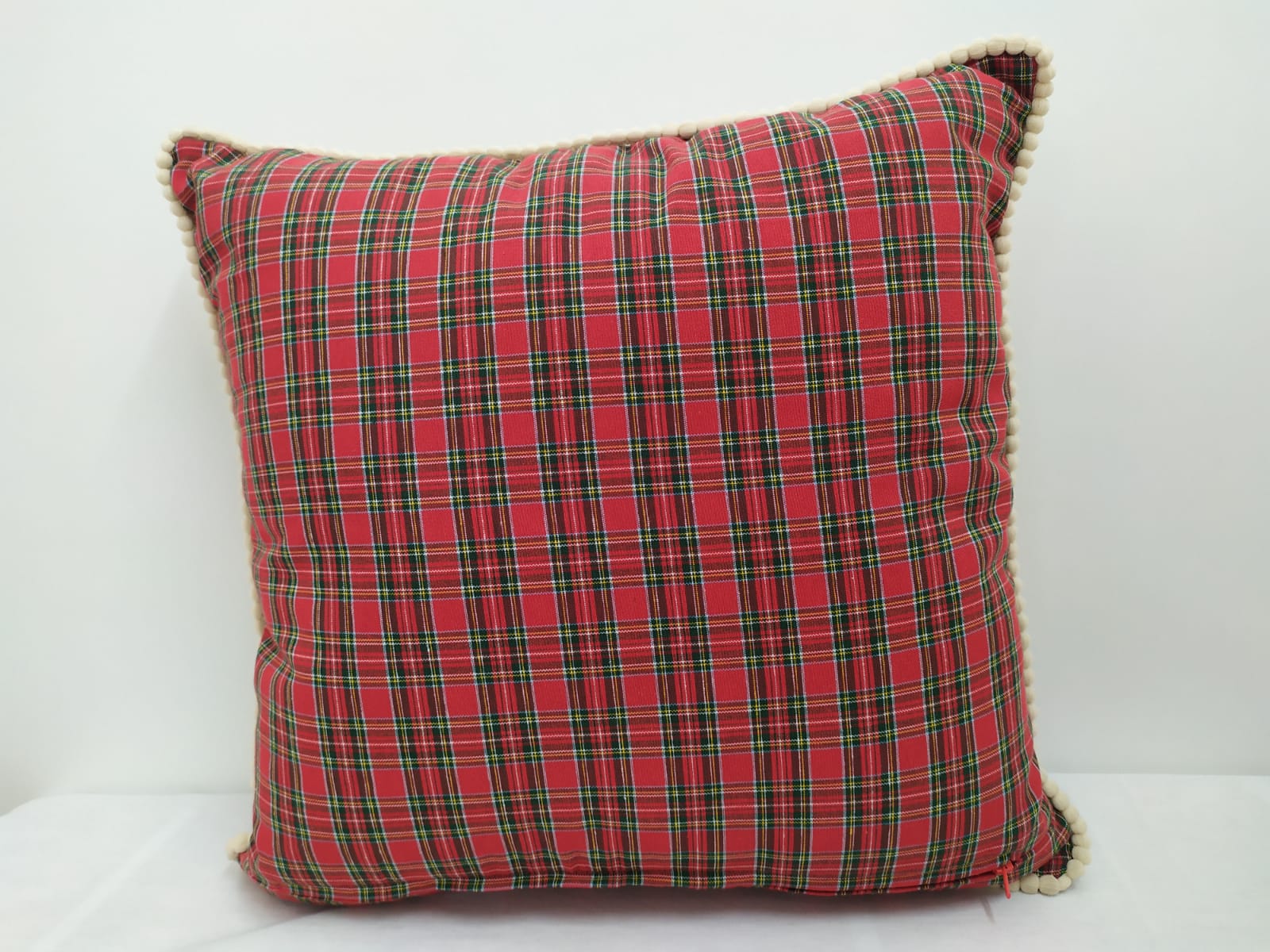 fodera per cuscini fantasia renna su tartan rosso retro in tartan rosso chiusura con cerniera dimensioni 45x45cm